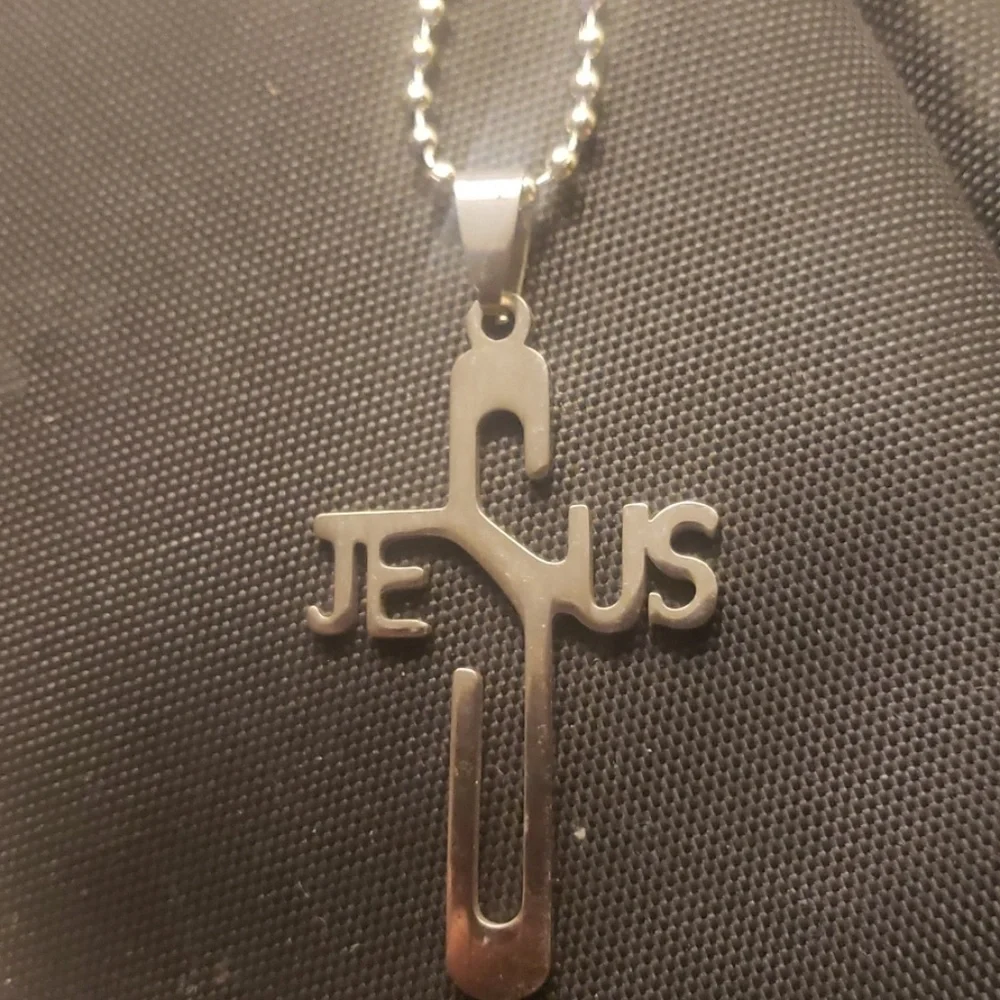 New Jesus Pendant with chain - Picture 1 of 2